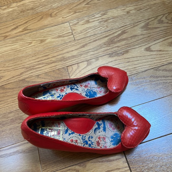 Red heart leather shoes. Sz 40. Miss l-fire. - Picture 5 of 5